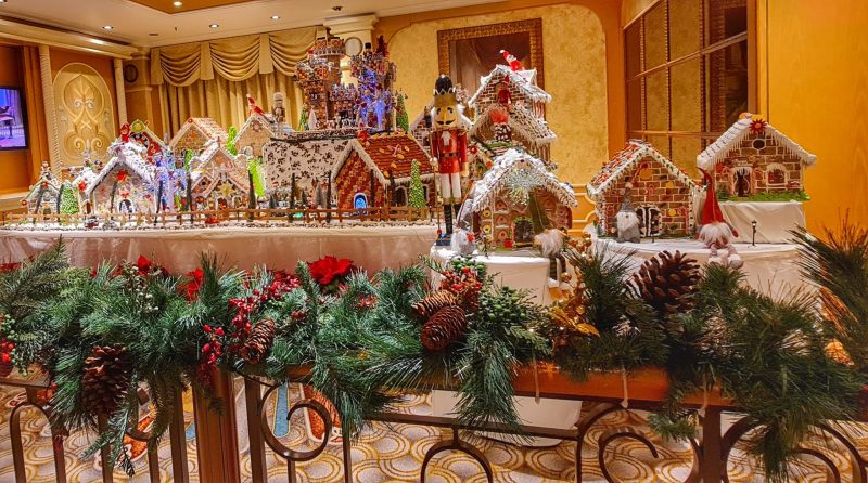 Gingerbread HousesQueens Room Christmas Queen Elizabeth Paul and Carole Love to Travel